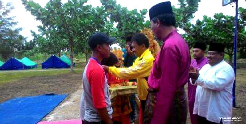 Ketua Panitia Mengalungkan tanda peserta