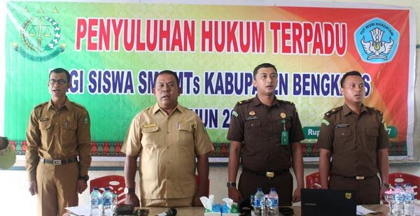 Menyanyikan lagi Indonesia Raya