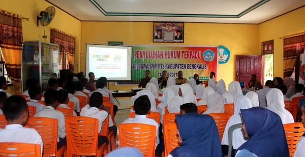 Peserta JMS serius mengikuti presentasi