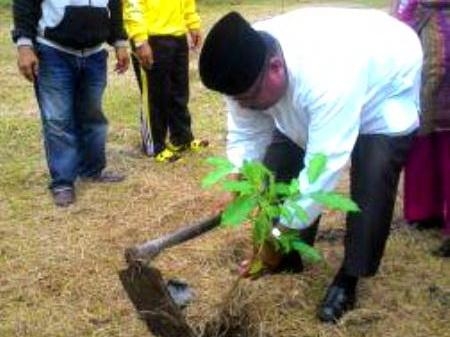 Penanaman Pohon secara simbolik tanda dibukanya seleksi BPAD Bengkalis