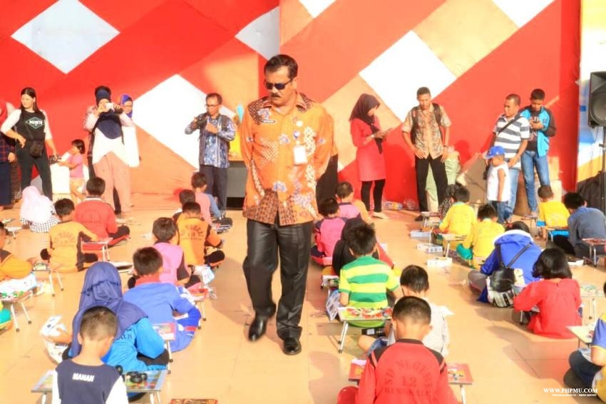 Plt Kepala Dinas Pendidikan Bengkalis Edi Sakur meninjau langsung peserta lomba lego tingkat SD
