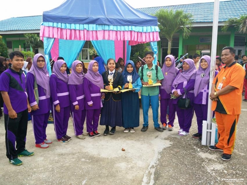 Kepala Sekolah SMPN 2 Didamping Majelis Guru SMPN 4 Bukit Batu Berfoto Bersama Juara