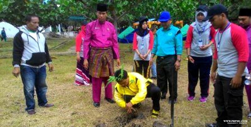 Ketua Panitia menanampohon secara simbolik